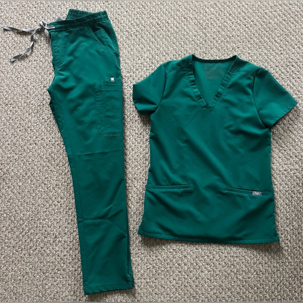 FIGS Women’s Scrub Set in Hunter Green